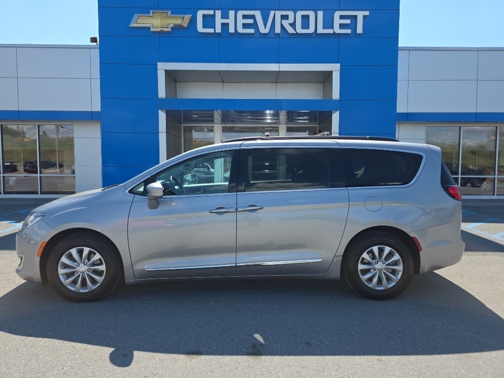 Used 2017 Chrysler Pacifica Touring-L with VIN 2C4RC1BG7HR583361 for sale in Lewisburg, WV