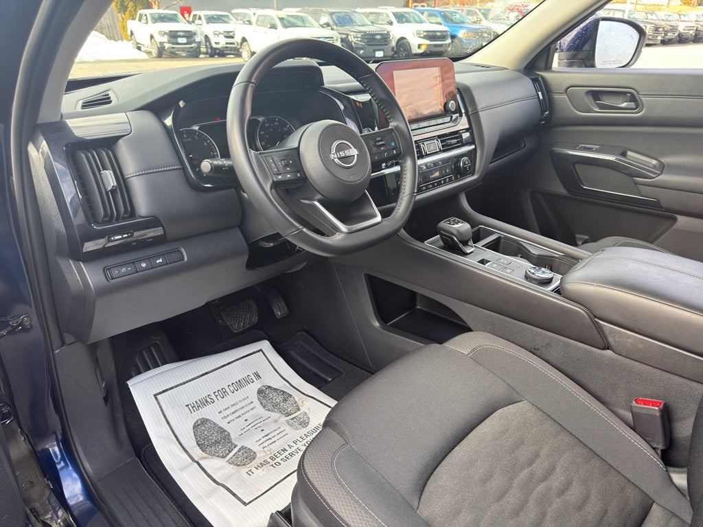 2025 Nissan Pathfinder SV