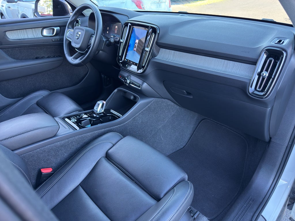 2024 Volvo XC40 Plus Dark Theme